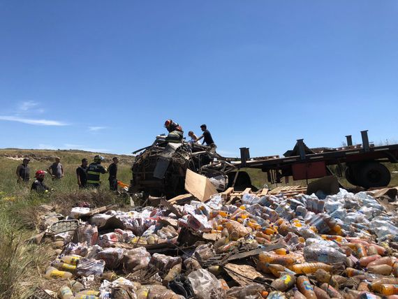 Murieron tres personas tras un choque entre un auto y un camión