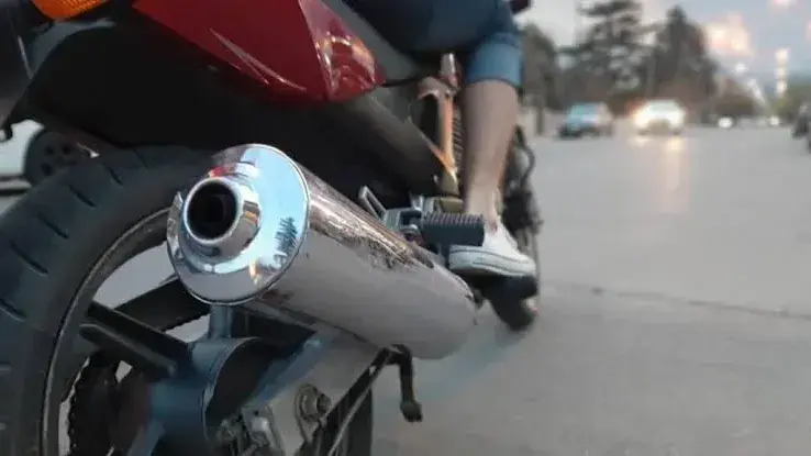 Bragado contra los "cortes de motos": ¿Cómo funciona su ordenanza para controlar los caños de escape adulterados?