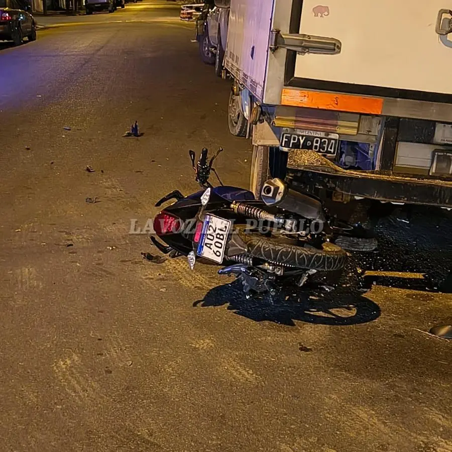 Chocó en moto contra un camión estacionado: fue hospitalizada y dio alcoholemia positiva