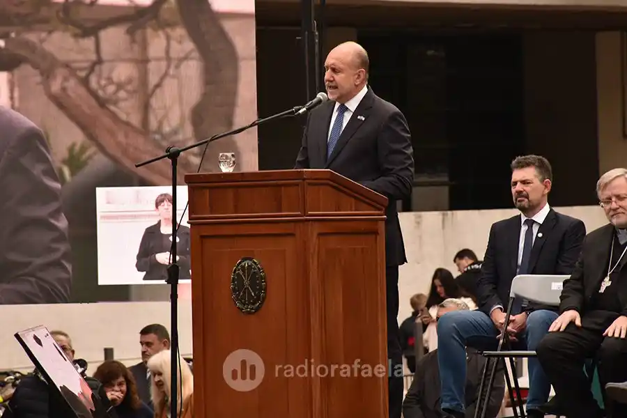 Perotti encabezó el acto por el 207° aniversario de la Independencia Argentina