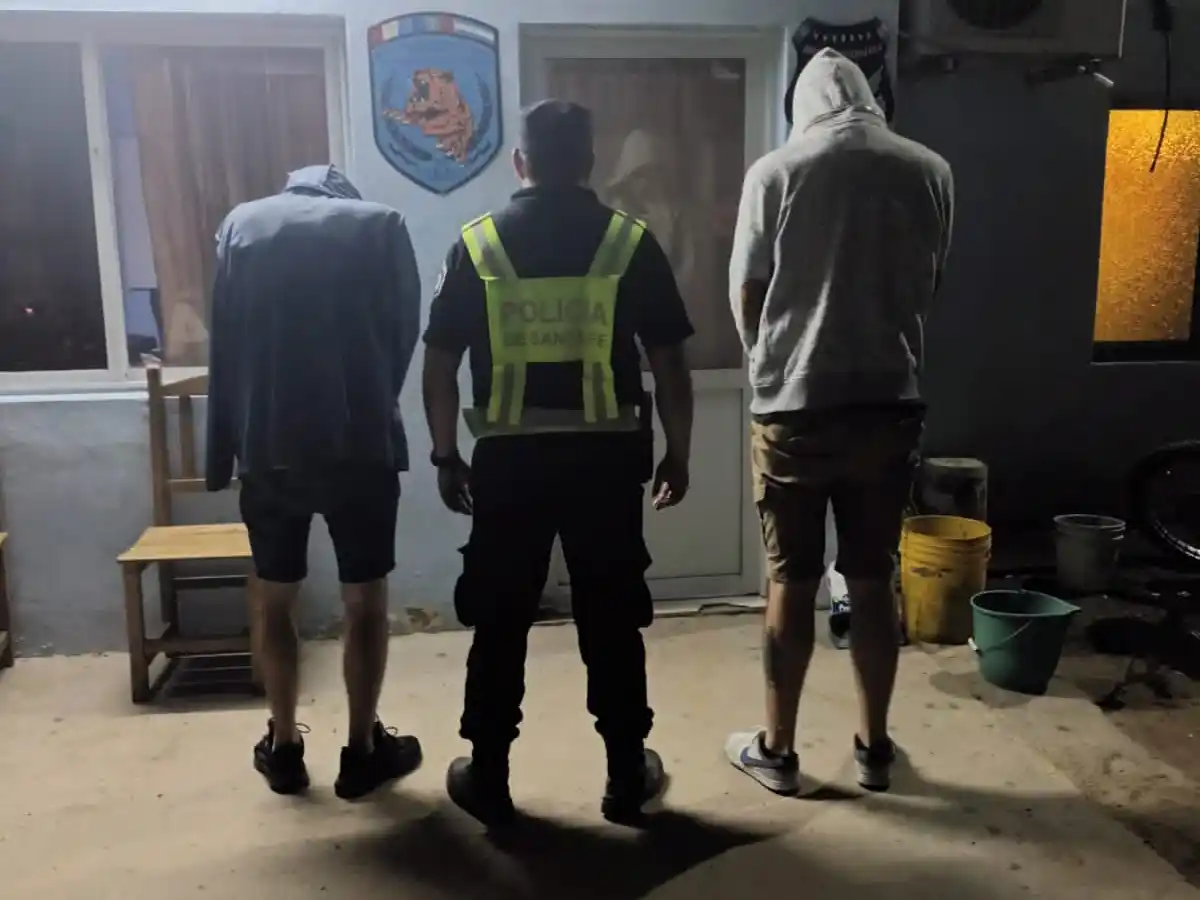 Impactante operativo: La Guardia Provincial Detiene vehículo con más de un kilo de marihuana y casi $700 mil en efectivo en Coronda - 2