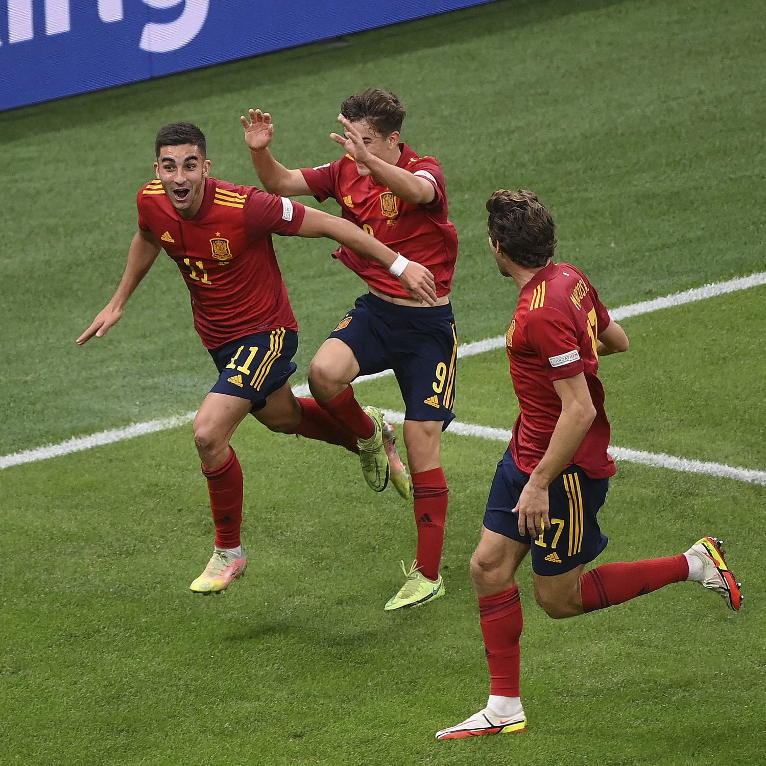 Festejo entre Ferrán Torres, Gavi y Marcos Alonso.