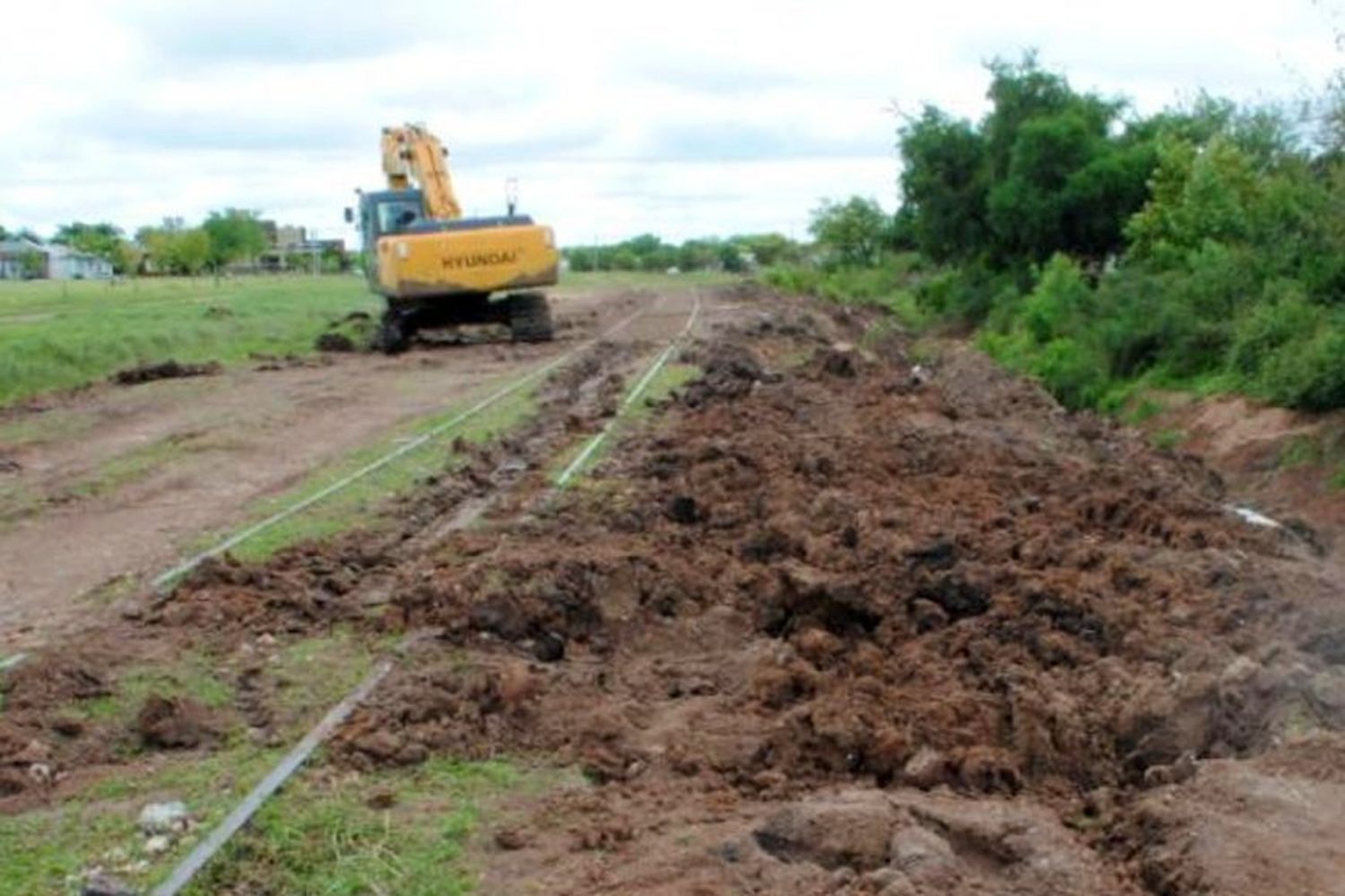 Denuncian que una máquina dañó el riel de un ferrocarril principal durante una obra pública