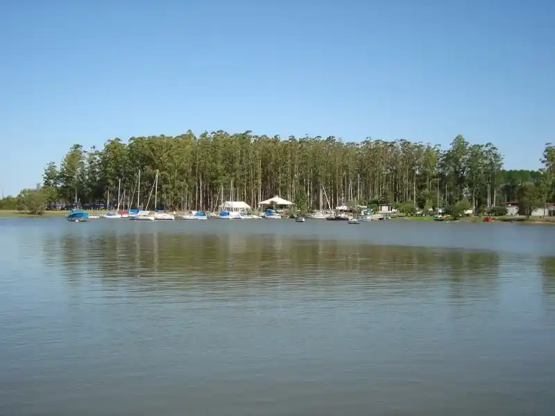 El río Uruguay mantiene un caudal elevado y crece la incertidumbre por el uso de las playas en Concordia
