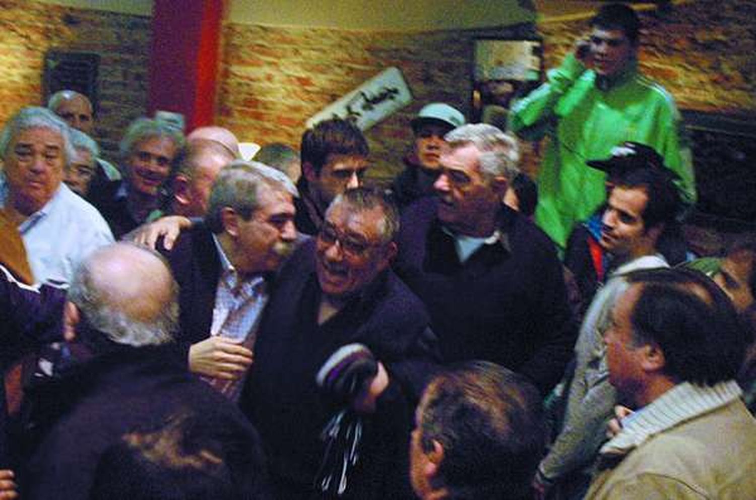 Más problemas para Aníbal Fernández: Qué hay detrás de la interna barrabrava en Quilmes
