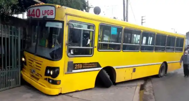 José C. Paz: Colectivo tuvo una falla y chocó contra una casa