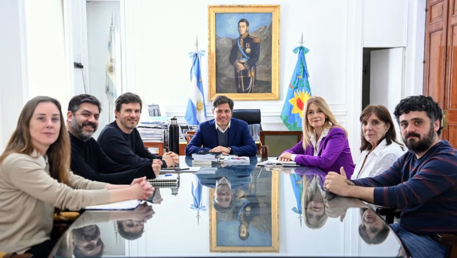 Axel Kicillof junto a Verónica Magario, Teresa García, Carlos Bianco, Augusto Costa, Agustina Vila y Facundo Tignanelli.