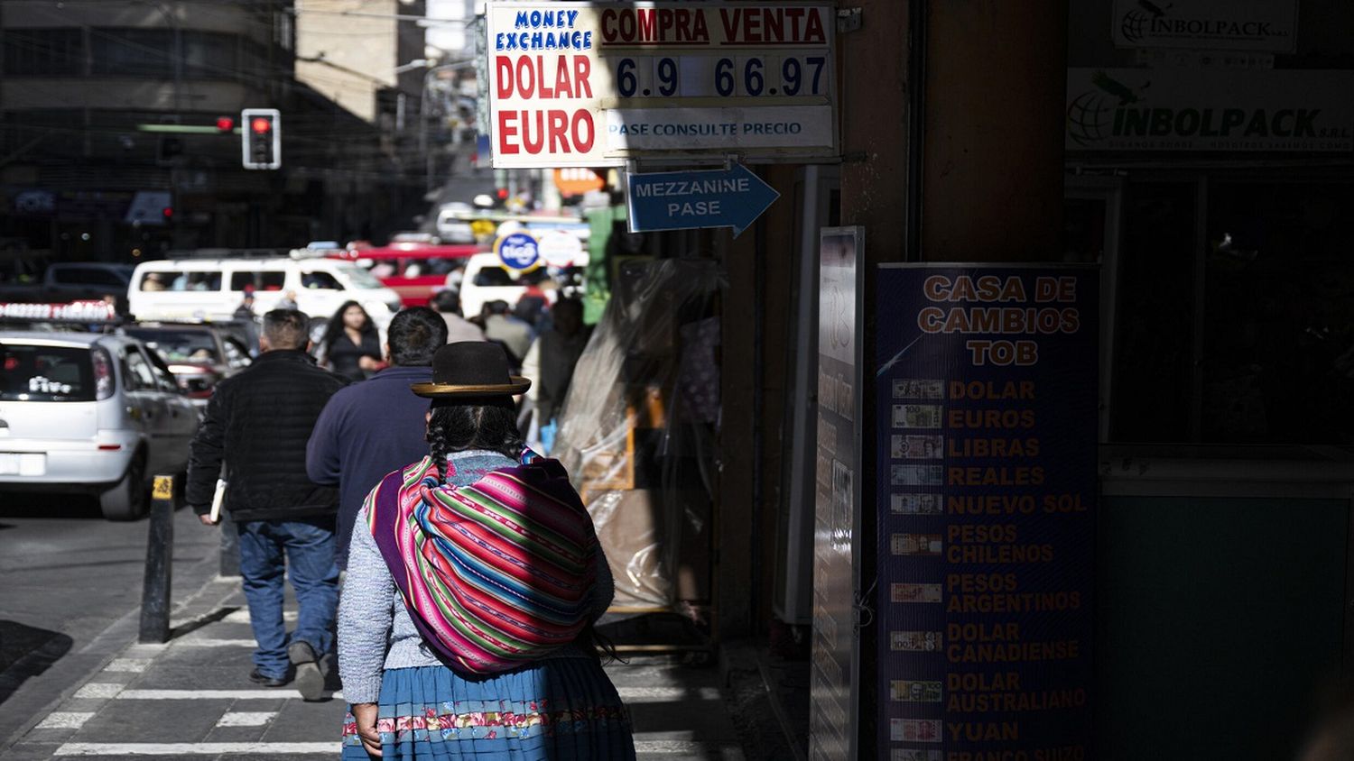 ¡CUALQUIER PARECIDO CON…!  Crece el malestar en Bolivia por  escasez de combustible y dólares