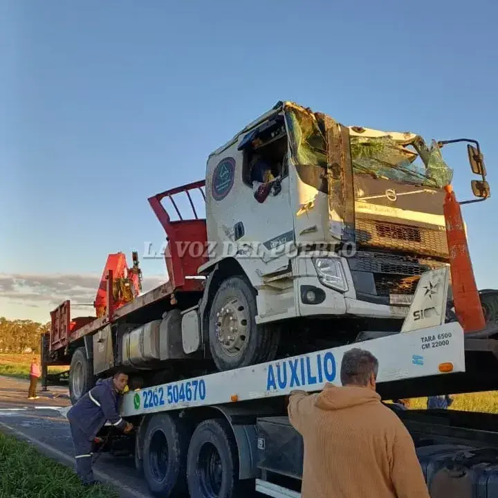 Liberaron el tránsito en la Ruta 228 tras el choque entre el camión y la pulverizadora