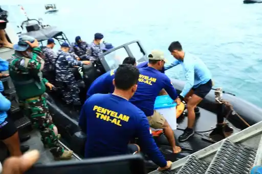 IDENTIFICAN restos humanos: recuperan una caja negra del avión que se precipitó al mar en Indonesia