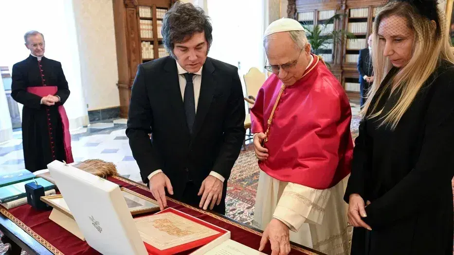 El presidente Javier Milei, junto a su hermana Karina, Secretaria General de la Presidencia, con el papa León XIV.
