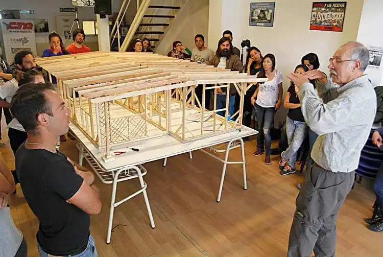 Presentación y ronda de diálogo sobre construcción con tierra cruda