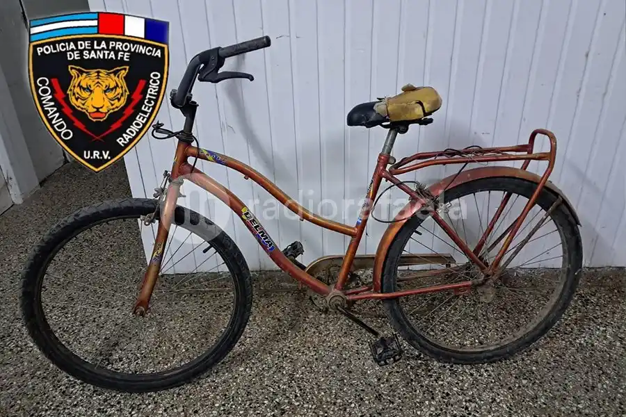 Escuchó ruidos en la calle, salió y se encontró con un hombre intentando robar una bici