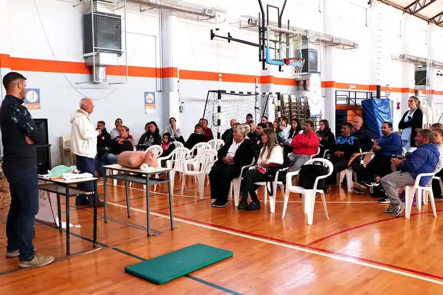 Capacitaron en primeros auxilios a personal de Deportes