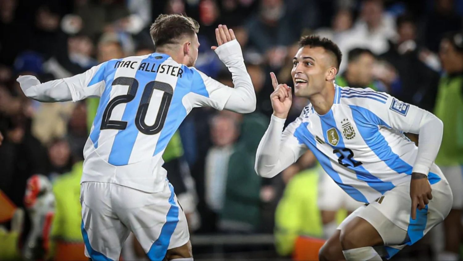 Alexis y Lautaro celebran el 1-0. El Toro asistió sin tocarla y Mac Allister definió.