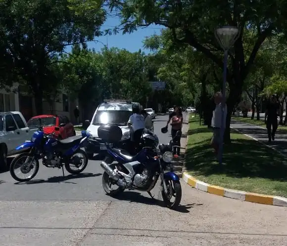 La maniobra imprecisa del vehículo que iba delante produjo la caída de un motociclista