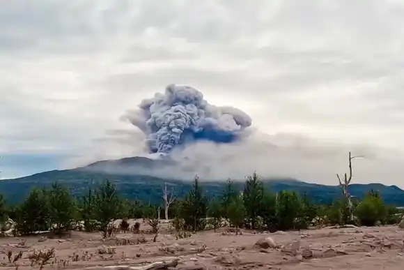 Uno de los volcanes más activos de Rusia entró en erupción luego de un sismo