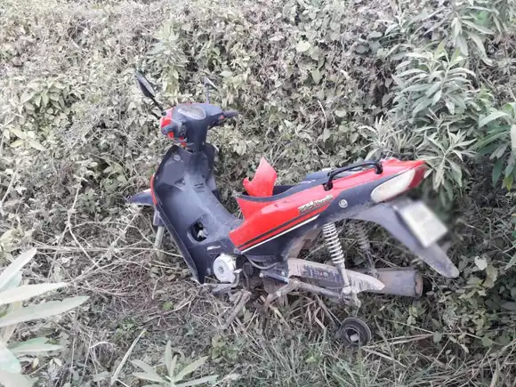Dejó la moto estacionada, se la robaron y apareció después sin las ruedas ni el asiento