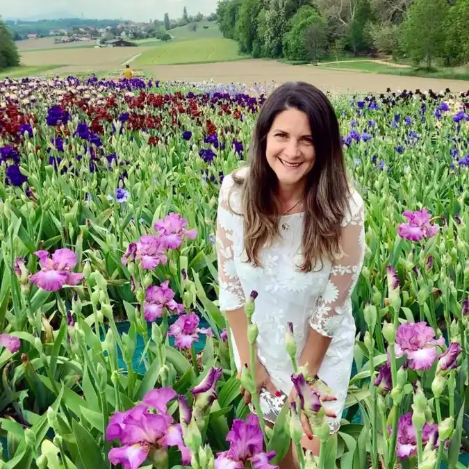 Valeria Coloiera se mudó a Suiza en 2006. Explica que hay cuatro estaciones bien marcadas, que el invierno es muy largo y duro, no tanto por la nieve, sino por la falta de sol, y que en primavera todo es una explosión de flores. Las primeras atraviesan la nieve, y crecen hasta del cemento mismo.