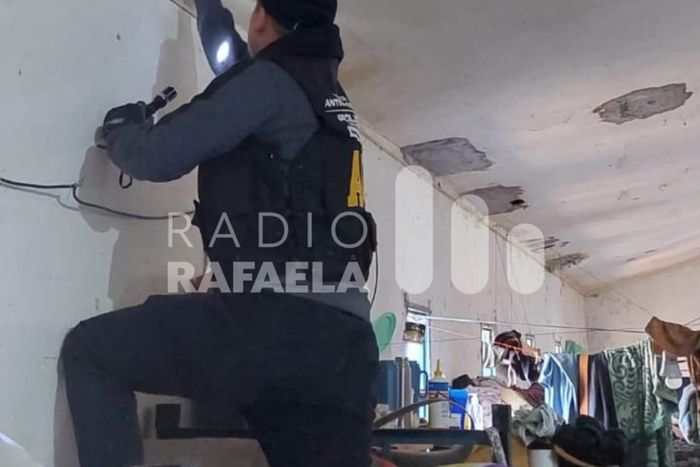 La policía allanando los domicilios