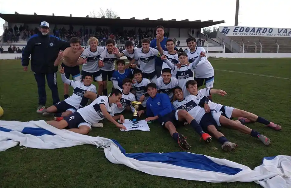 FOTO LIGA TANDILENSE DE FÚTBOL Gimnasia festeja el título.