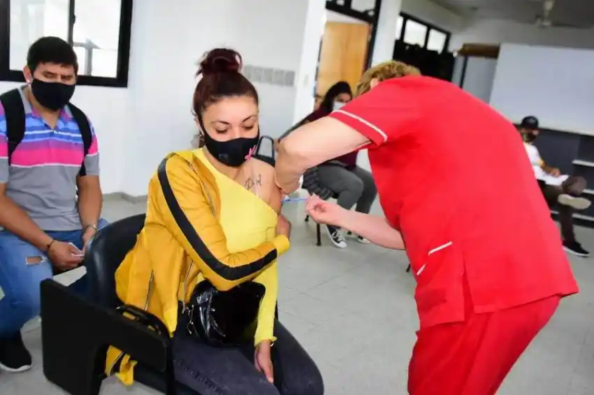 Formosa capital: completaron su esquema de vacunación con Sputnik V, hasta la clase 2003