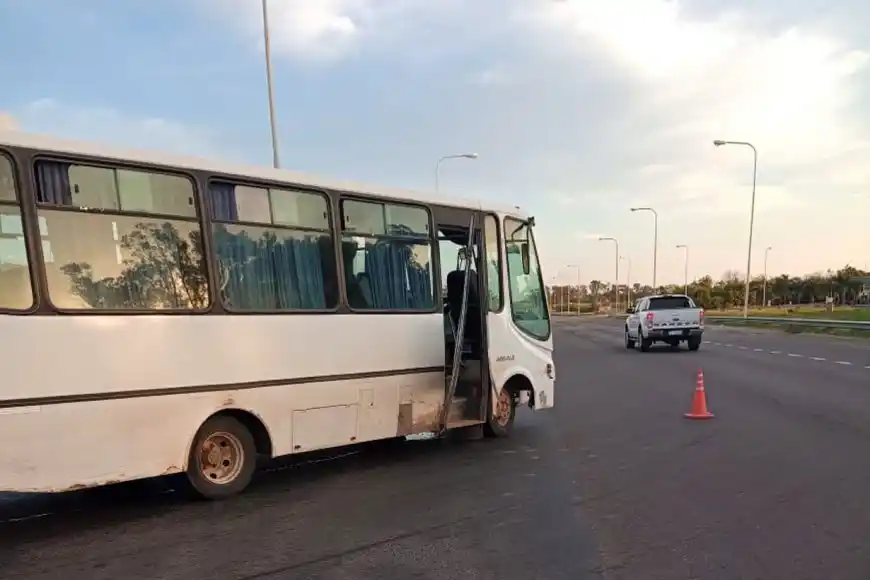 Entre Ríos: se robaron un colectivo, chocaron y lo dejaron abandonado en Ruta 14