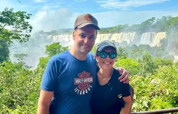 Manuel Adorni junto a su esposa.