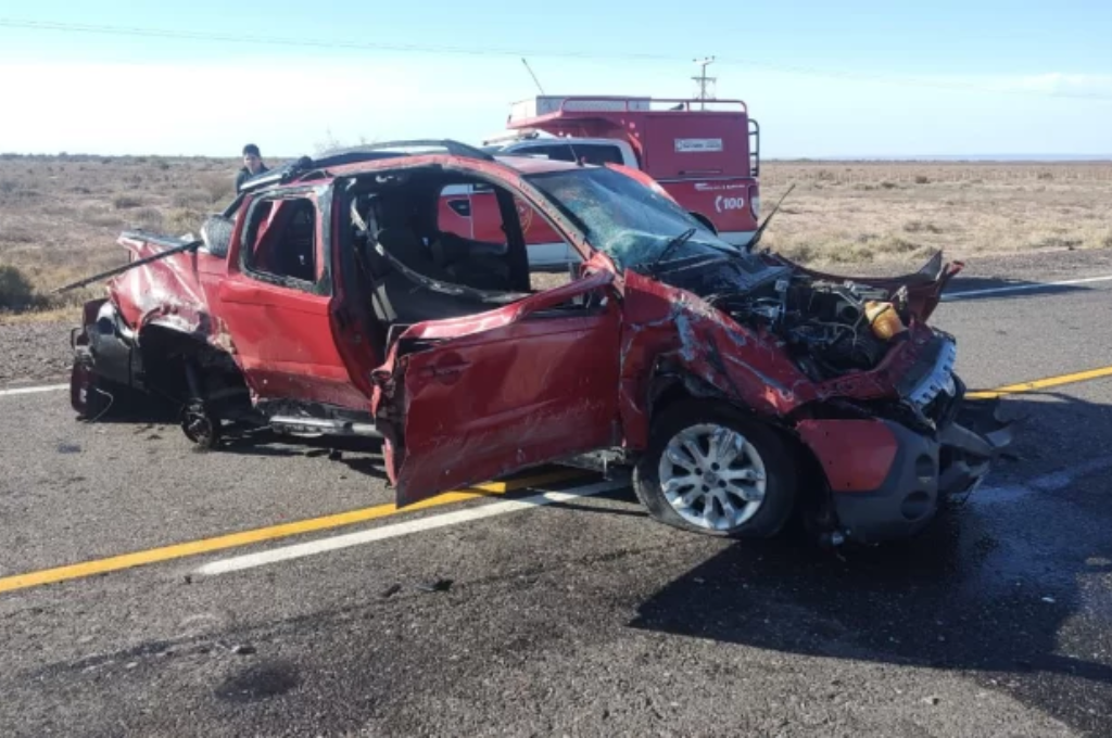 La camioneta quedó completamente destruida.