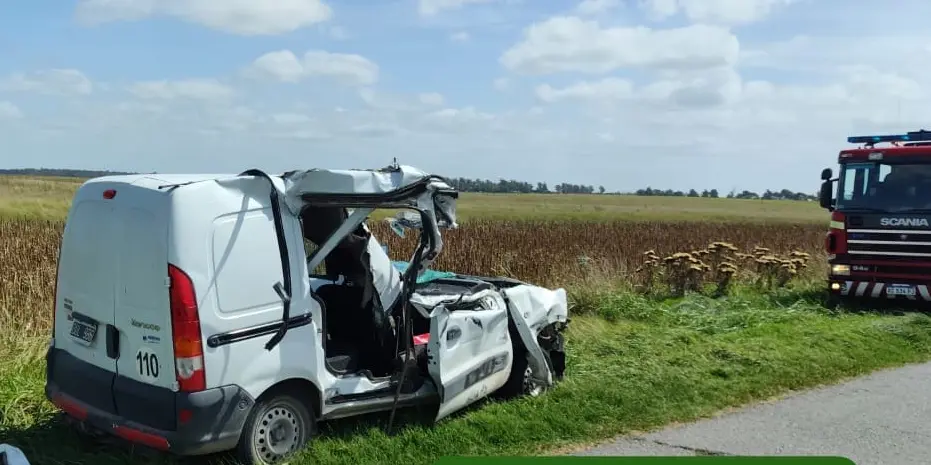 Destrozada. Terminó la parte delantera del furgón marca Renault que guiaba el vecino