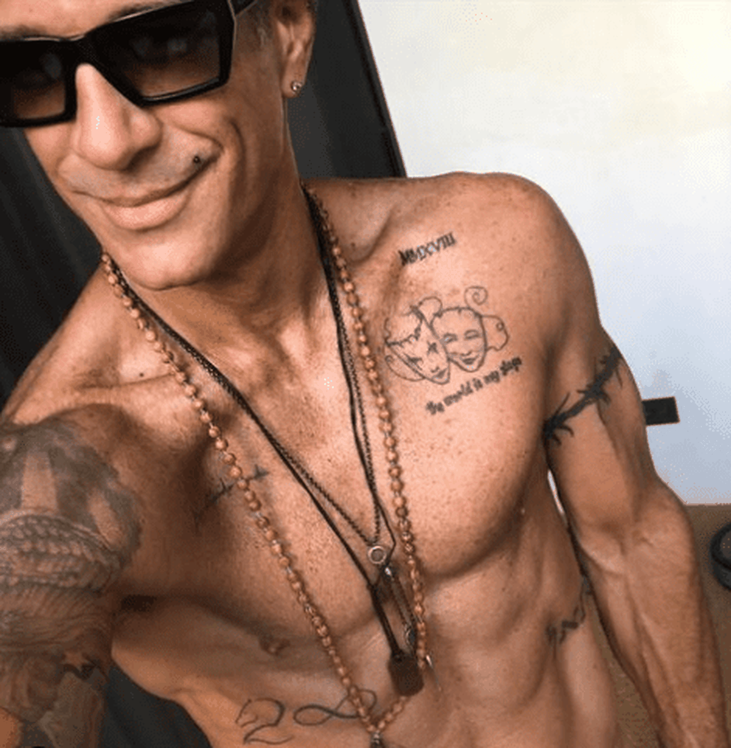 Fernando Carrillo se muestra sin parte de su ropa frecuentemente en las redes sociales. Foto Instagram