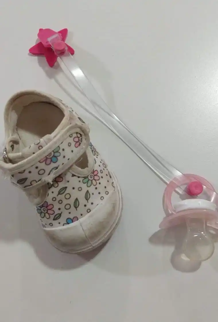 Zapatilla y portachupetes encontrado