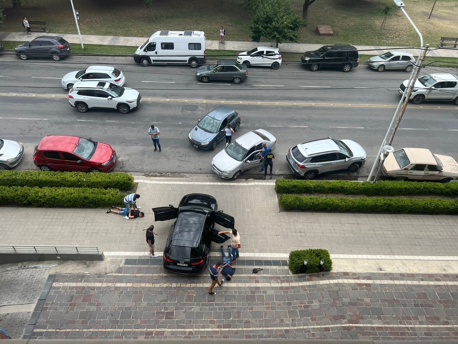 La detención de los sospechosos en las puertas del hotel.