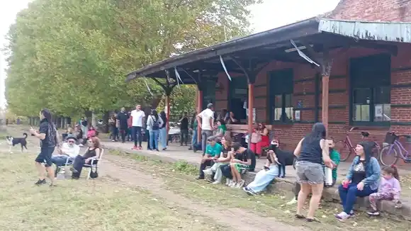 Cañuelas: Uribelarrea reclamó una rápida vuelta del tren con una mateada de vecinos