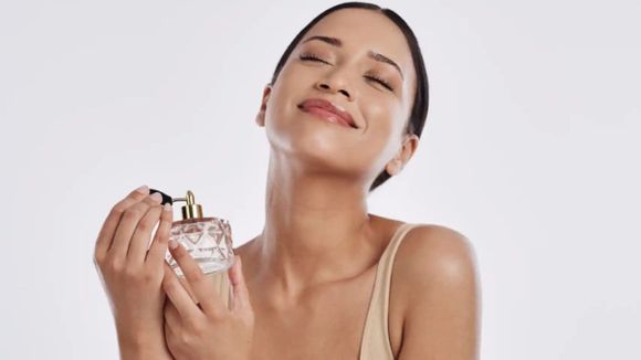 Perfumarse todos los días tiene una explicación, según la sicología