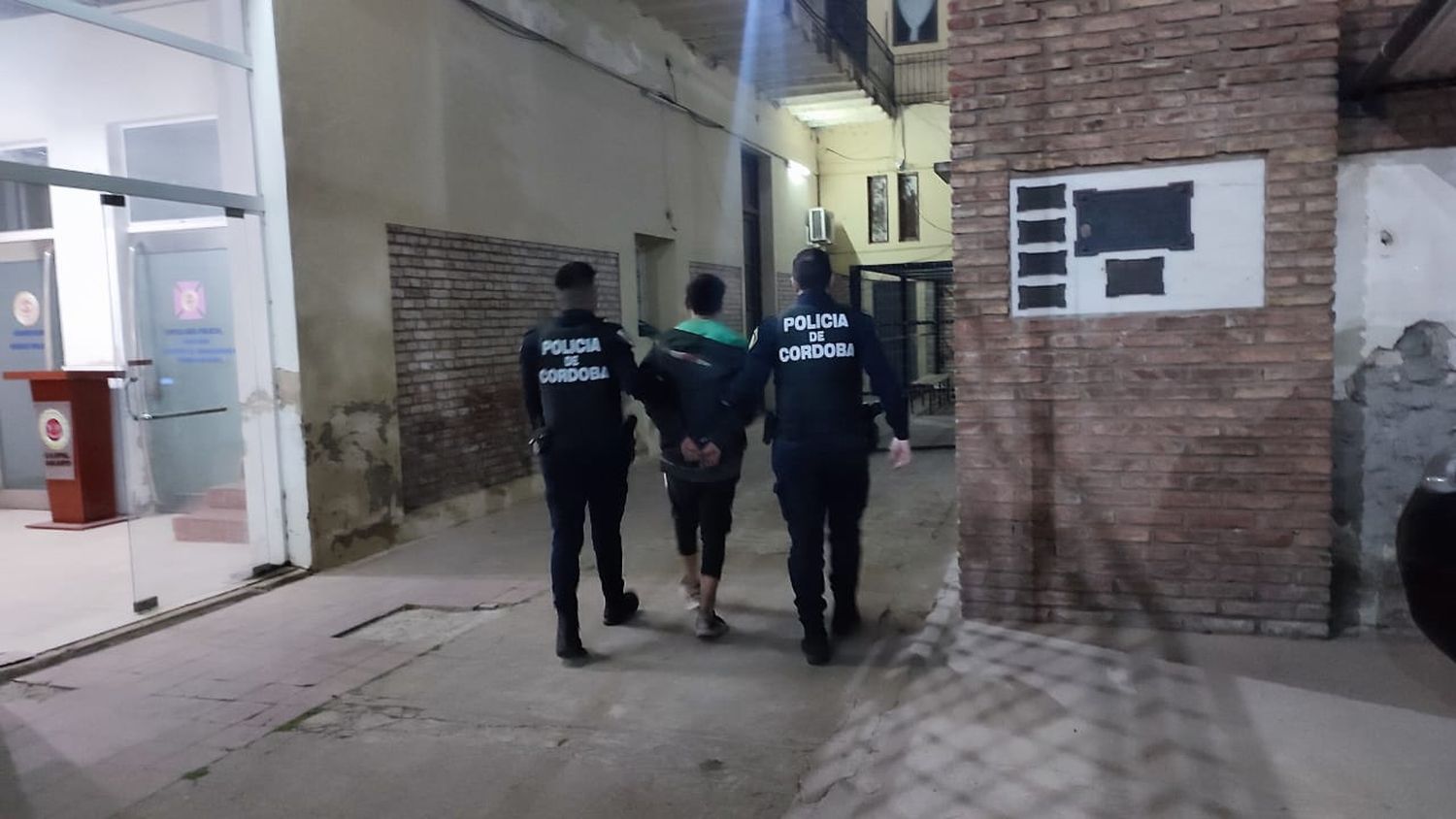 El detenido escoltado a sede policial
