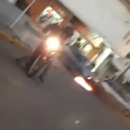 Filman un auto mientras se incendia en la calle