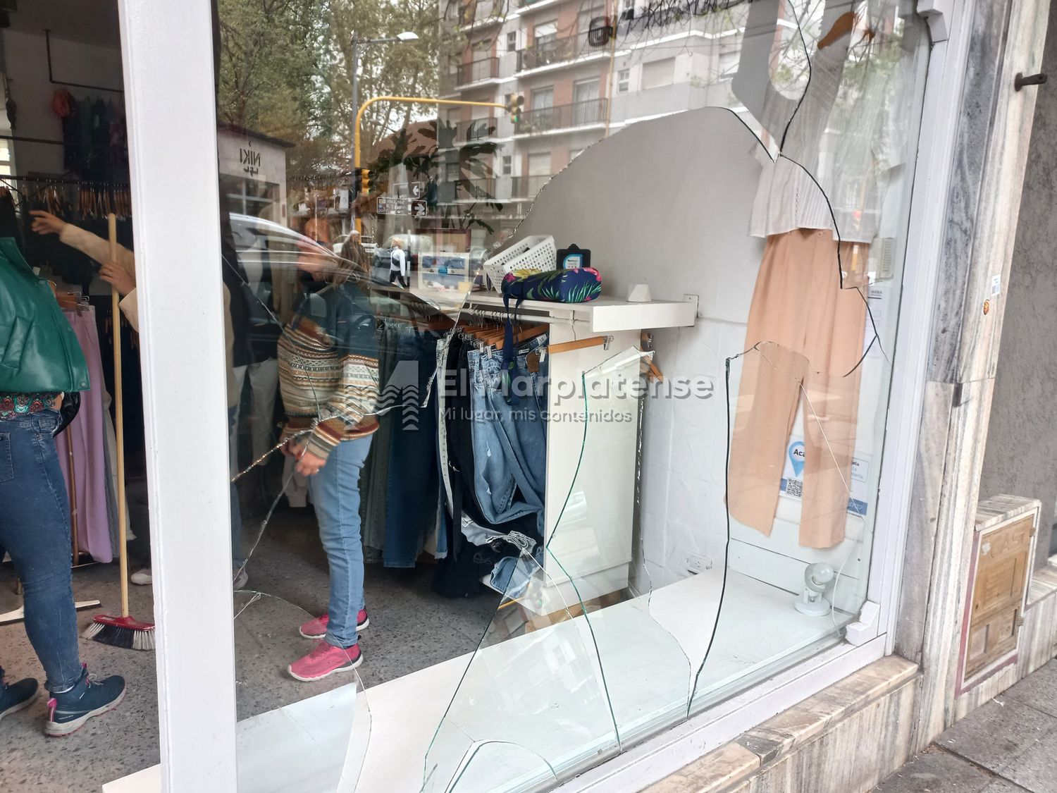 No se salva nadie: rompieron la vidriera de un piedrazo y se llevaron la mercadería