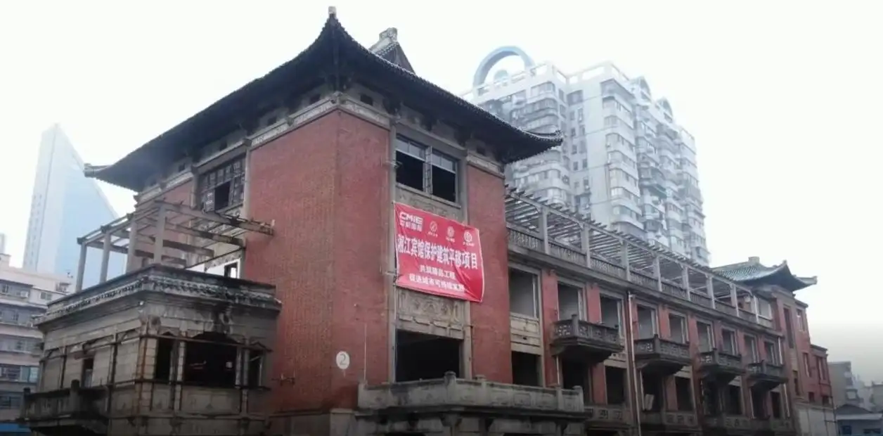 China desplaza intacto un hotel histórico de 5.000 toneladas