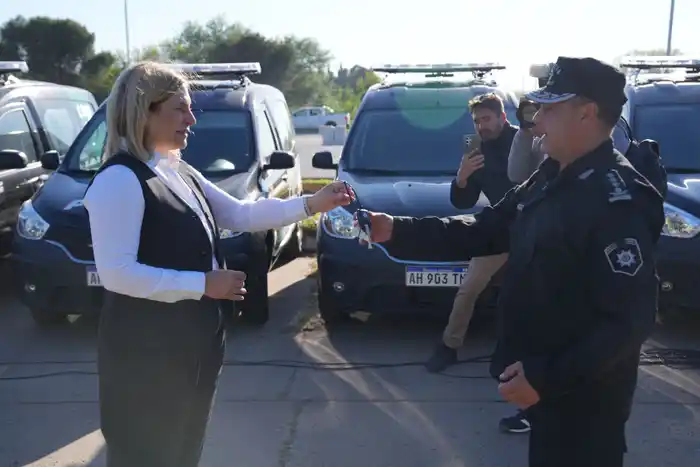 Entrega de camionetas para seguridad vial