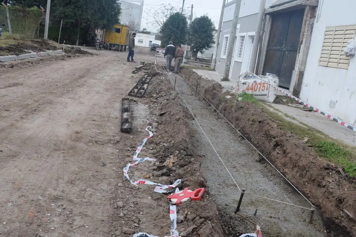 Construyen cordón cuneta para el mejoramiento de las calles