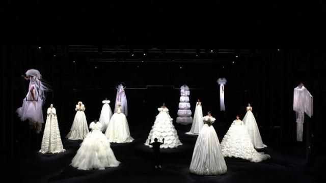 Valentino lleva la alta costura a espectáculo de circo en Roma