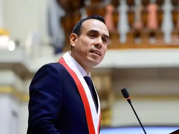 CAYENDO y CORRIENDO: José Jerí asume como nuevo presidente de Perú