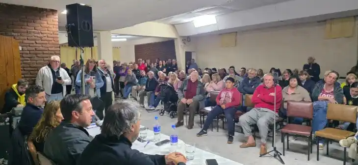 Unos 100 vecinos participaron de la reunión en el Club de Pesca.