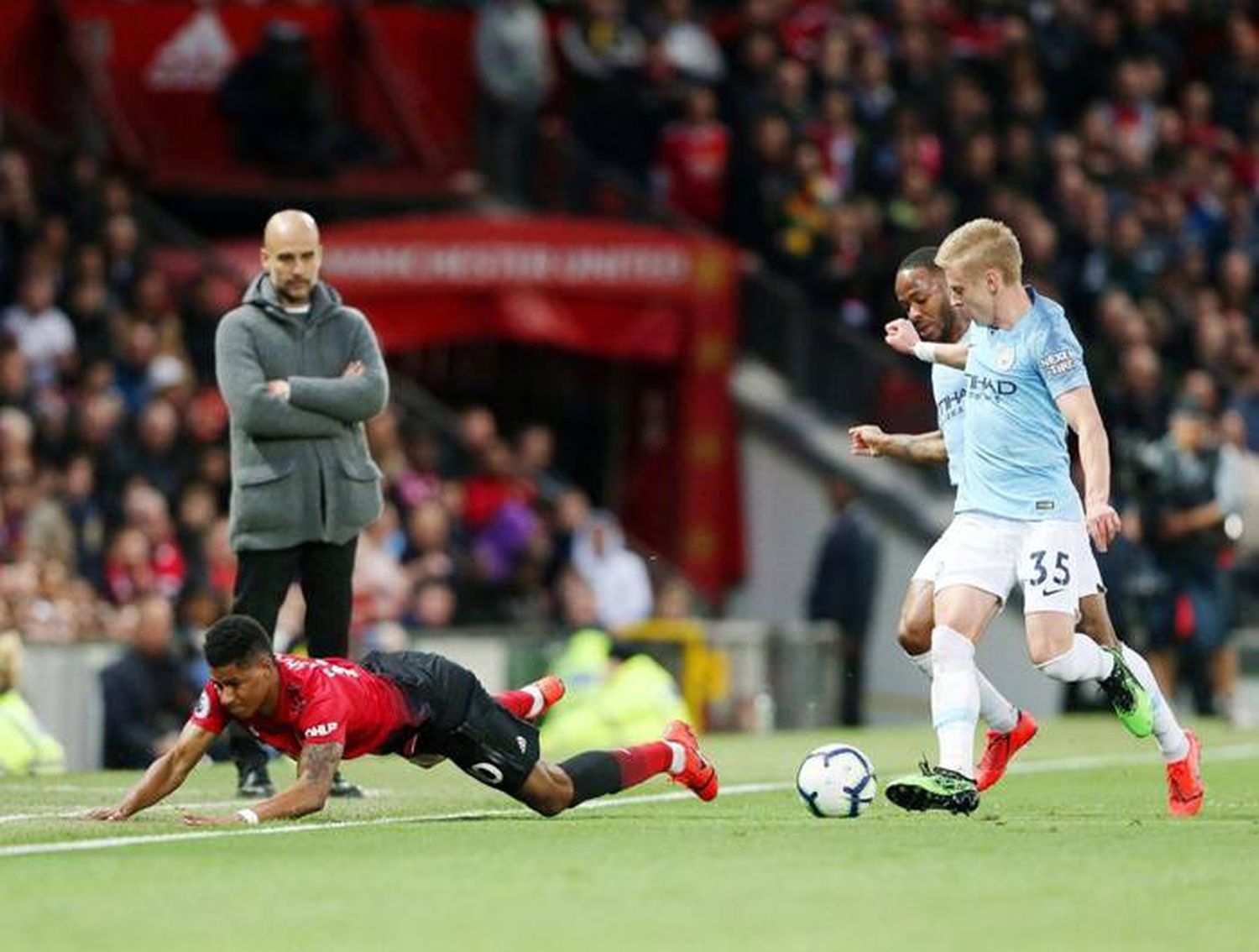 El City ganó el derby de Manchester y la final de la Carabao Cup se la disputarán Guardiola y Mourinho