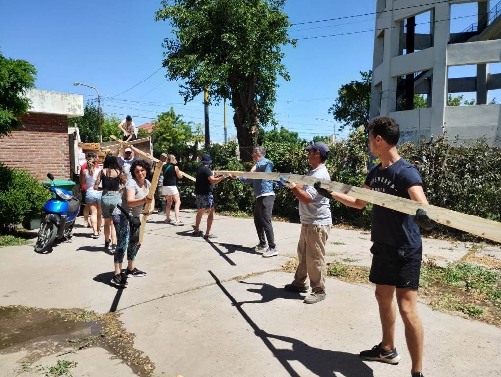 Con ayuda de la comunidad se asiste a las víctimas del temporal