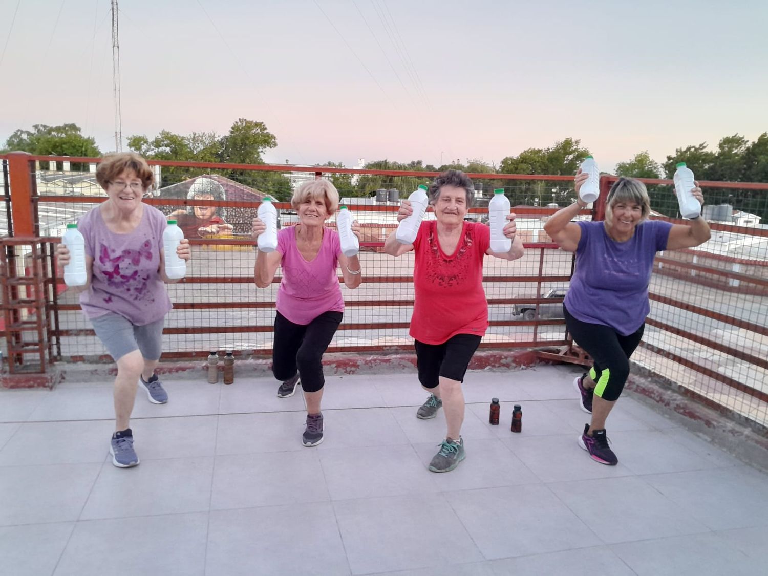 Beatriz, Nélida y Míriam junto a una compañera disfrutando una rutina en la clase de gimnasia. “Vamos con alegría”, coinciden.