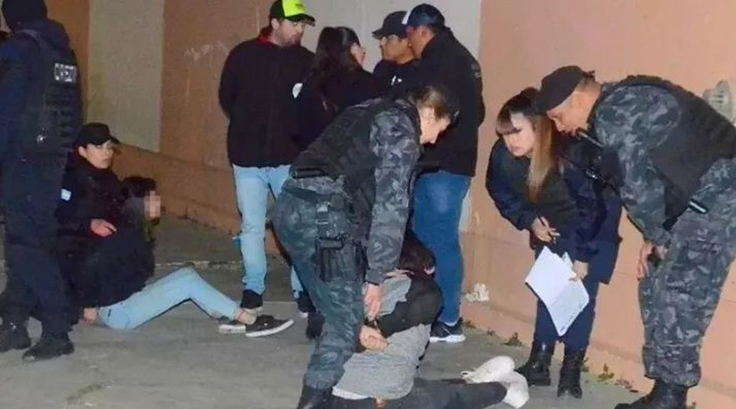 Pelea a facazos entre dos nenas de 13 años y una de 12 que pelearon "por un chico"