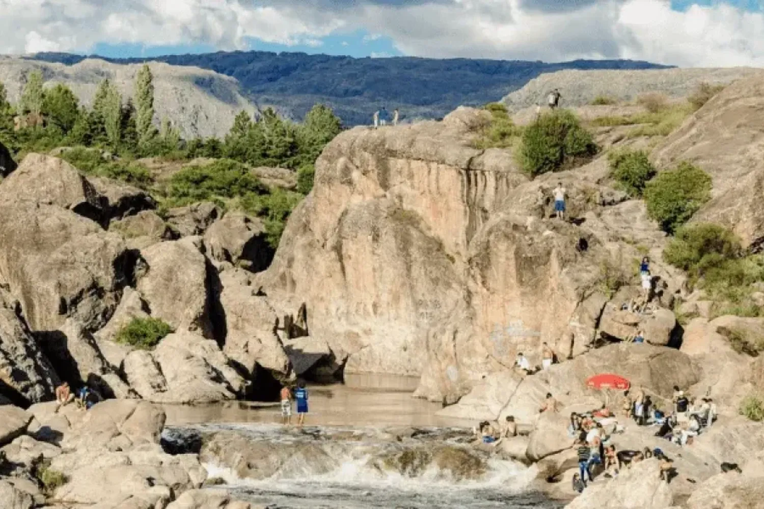 Escapada: el valle cordobés con mágicas cascadas y playas de arena blanca para vivir una aventura