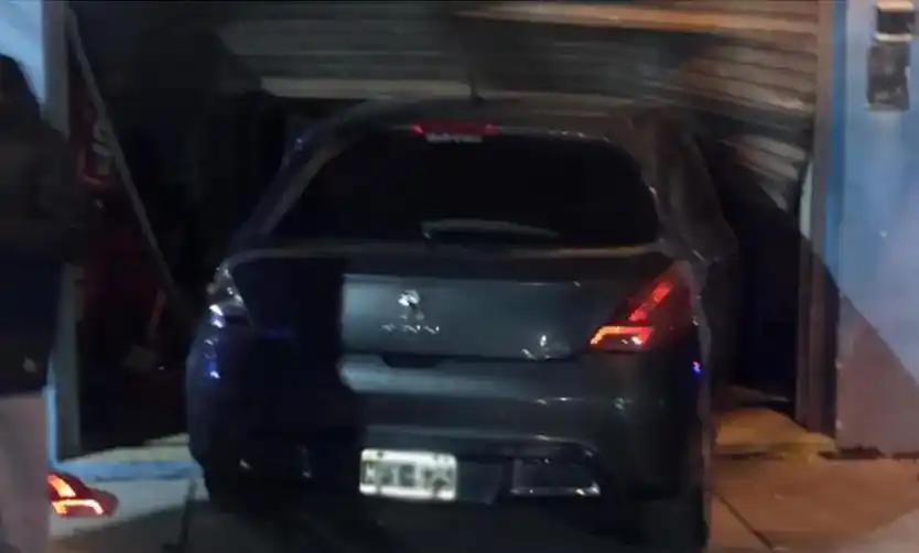 Chocaron dos autos y uno de ellos terminó incrustado en un comercio